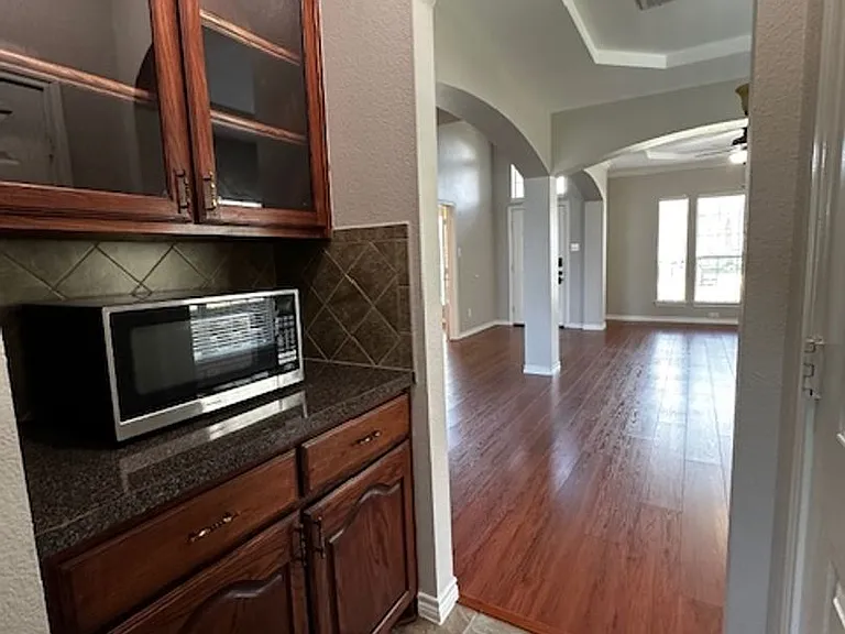7005 Crenshaw Ln — Photo 3