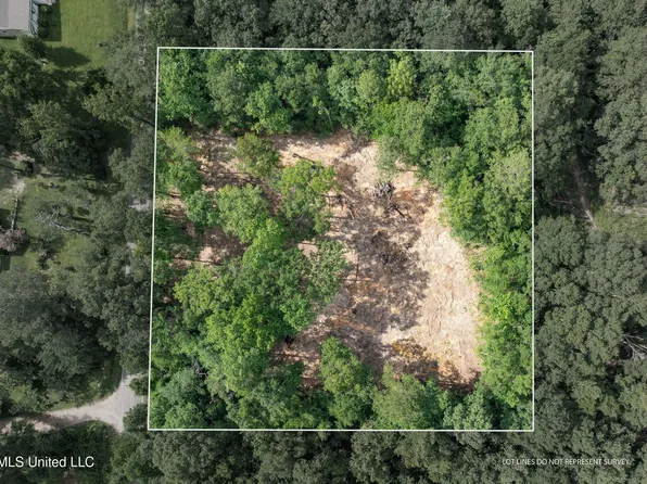 4 Beverly Hills Dr, Hattiesburg, MS 39401