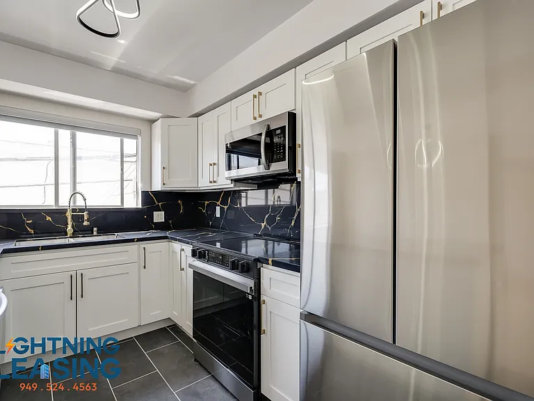 1035 N Hayworth Ave #110 — Photo 17