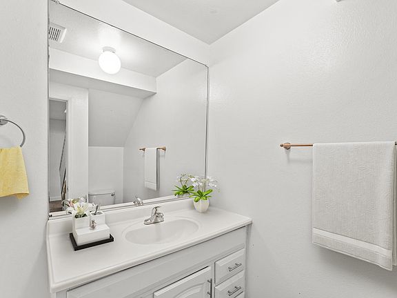 5th image of 2326 Greenbrier Dr APT 1