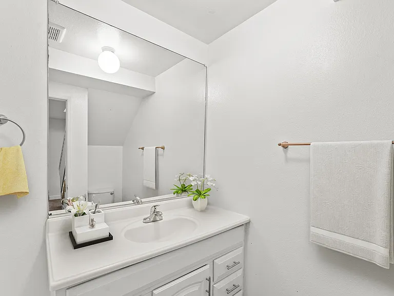 Greenbrier Apartments — Photo 36