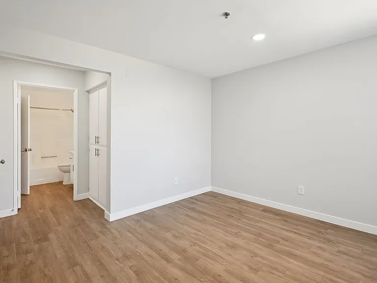 310 Virgil — Photo 59