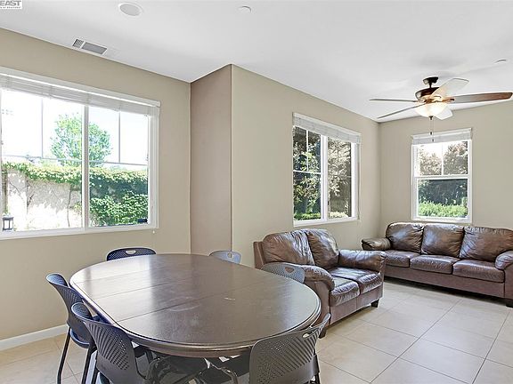 5th image of 900 Old Oak Ln #4