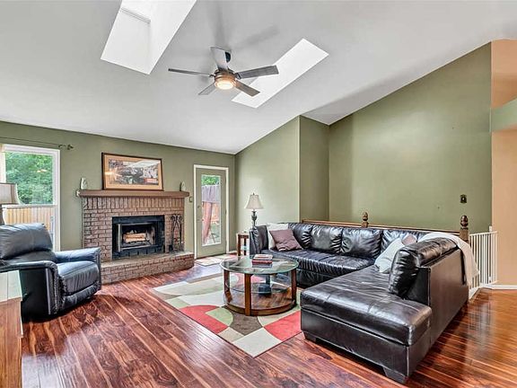 4th image of 627 Foxtail Dr