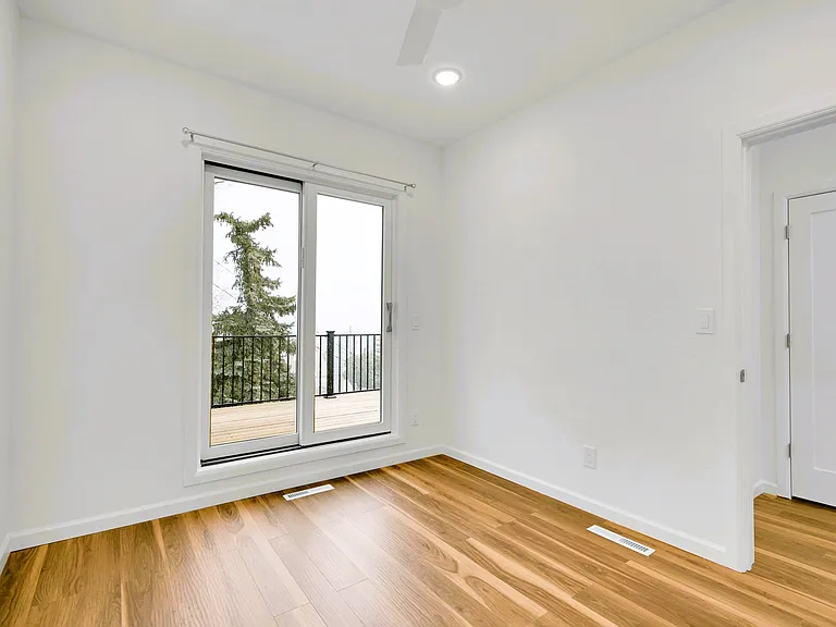 325 14th Ave — Photo 25