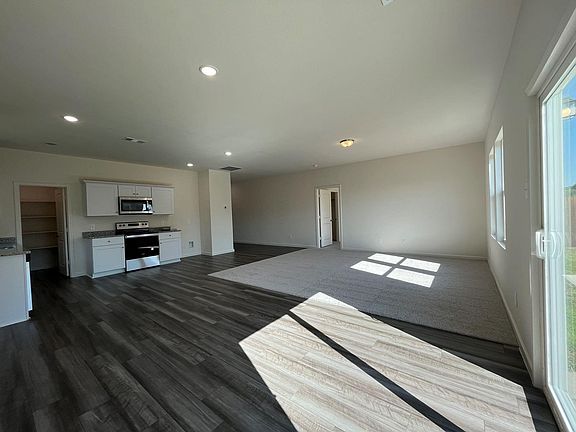 5th image of 786 Yorkshire Dr