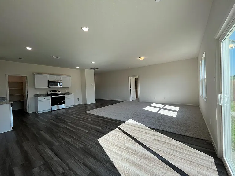 786 Yorkshire Dr — Photo 5