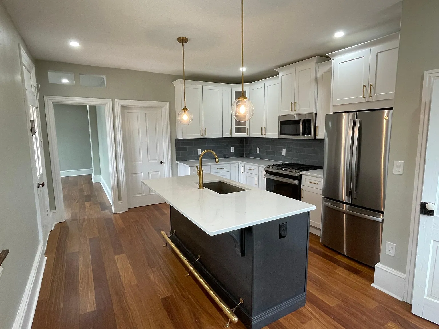 3 bed, 1.5 bath, 1100 sqft, $2,450 — Photo 2