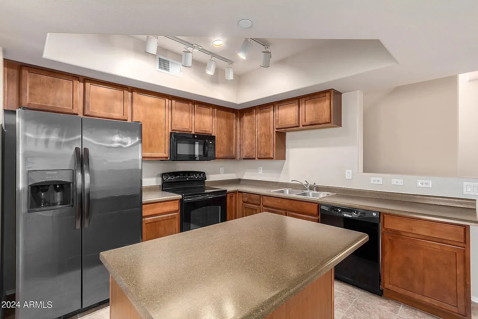 2 bed, 1100 sqft, $2,100 — Photo 1