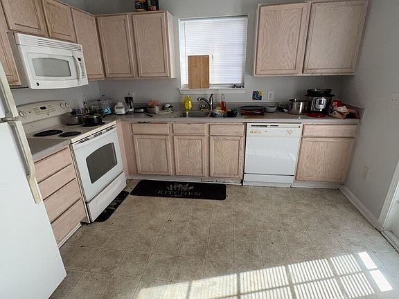 3rd image of 221A Campus Dr Room 4
