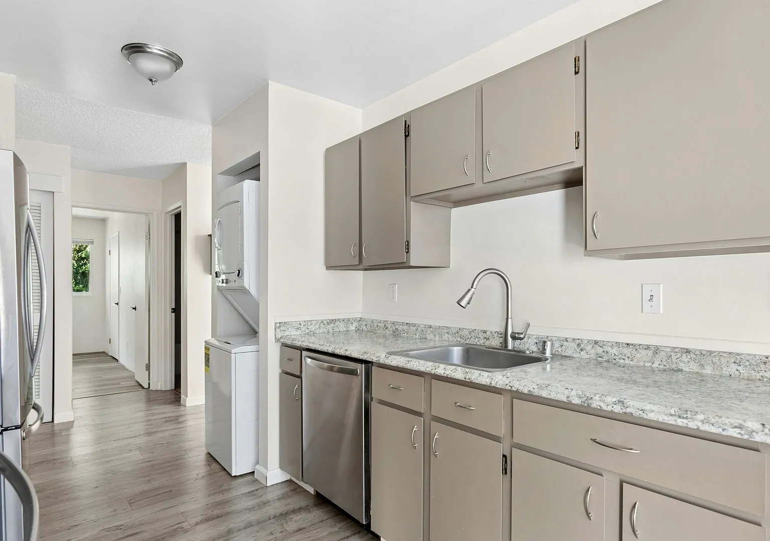 2bd/1ba Kirkland Condo — Photo 3