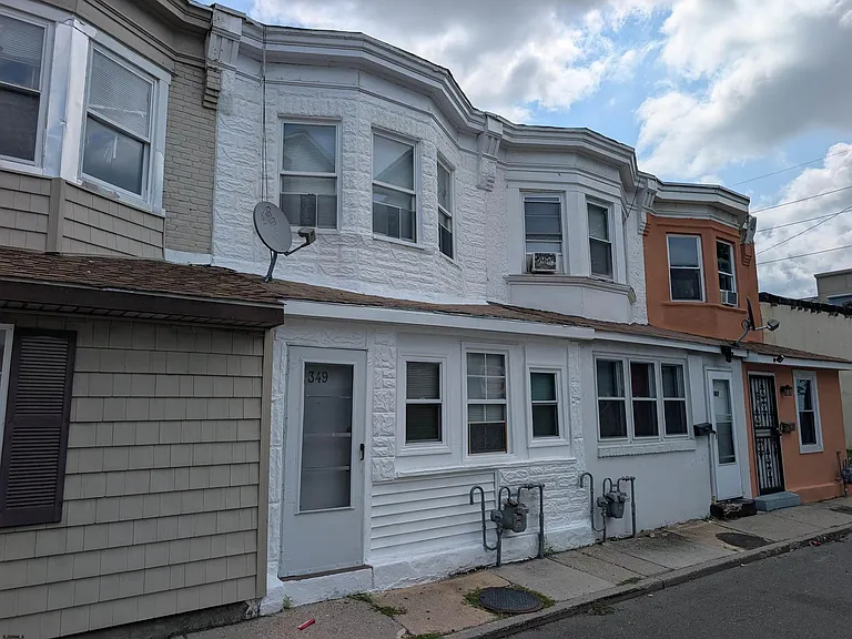 349 N Ocean Ave — Photo 2