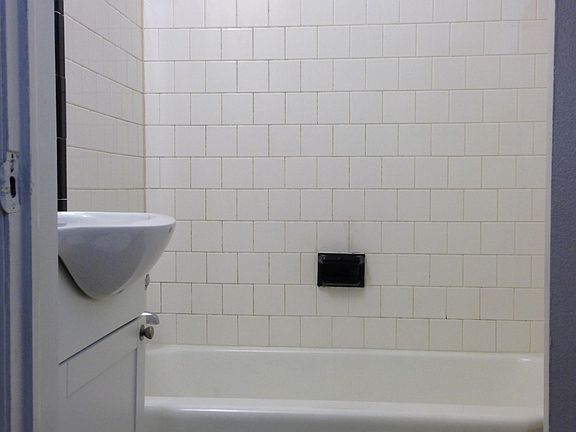 5th image of 400 Warwick Ave #8h7d3d40a