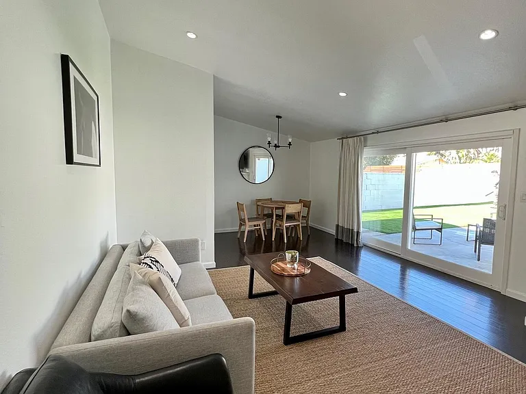 20851 Burbank Blvd — Photo 13