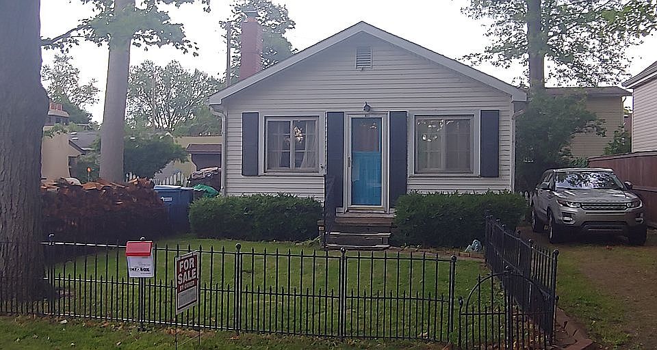 1st image of 821 Aurora Dr