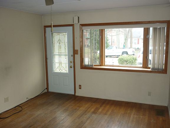 Living Room White Oak Floors & Bay window