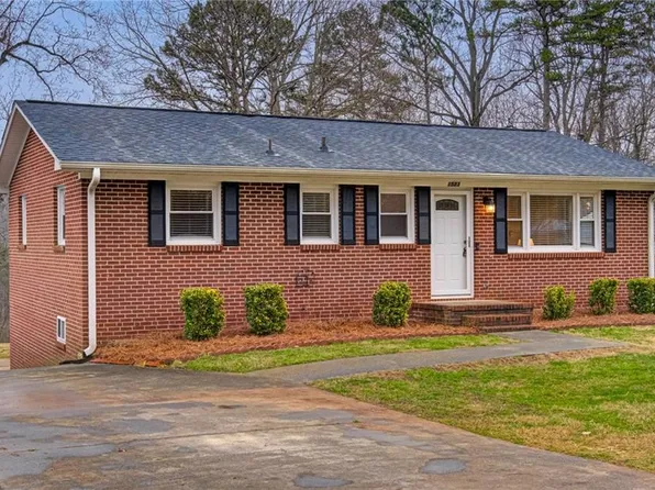 1523 Runabout Rd, Pfafftown, NC 27040