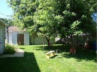 16 Meadowlark Ln, Carpentersville, IL 60110