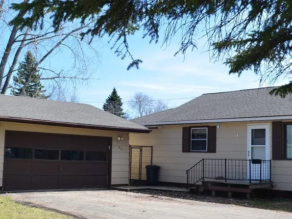 817 East St, Bottineau, ND 58318