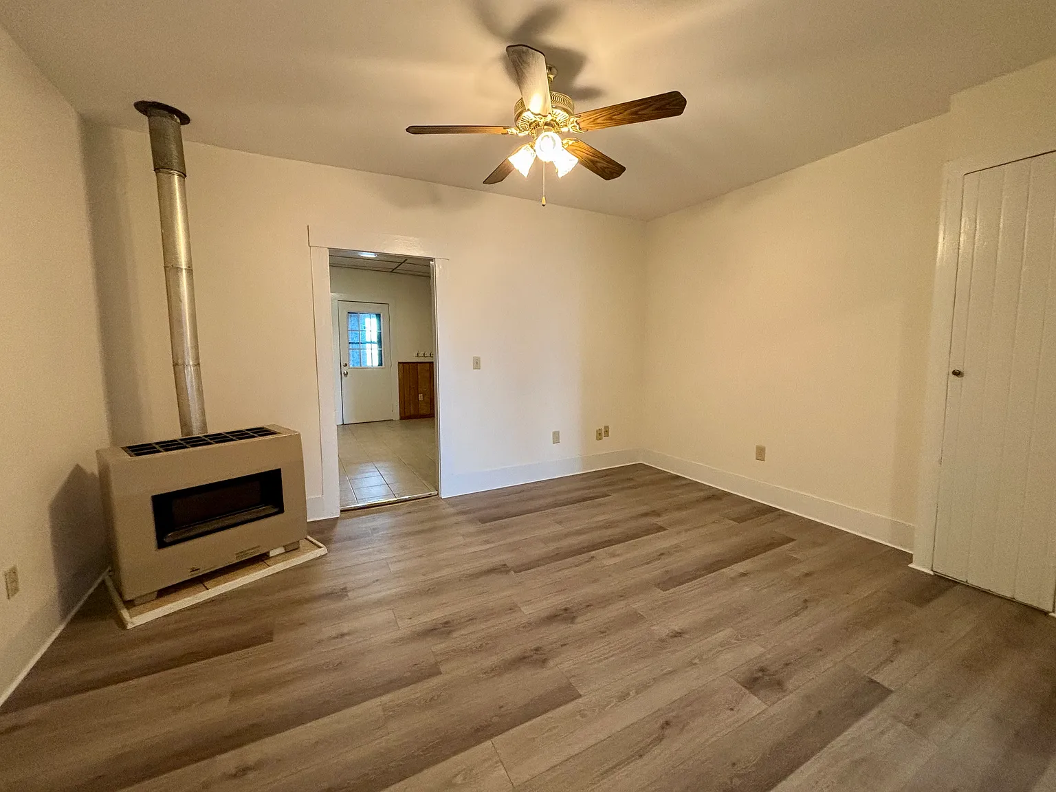 1 bed, 1100 sqft, $1,400 — Photo 3