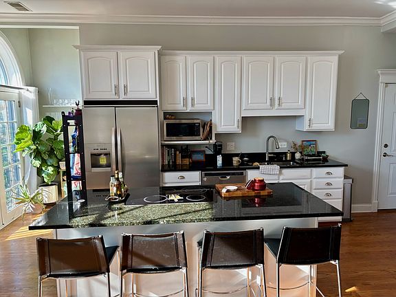 4th image of 1818 W Belmont Ave APT 3