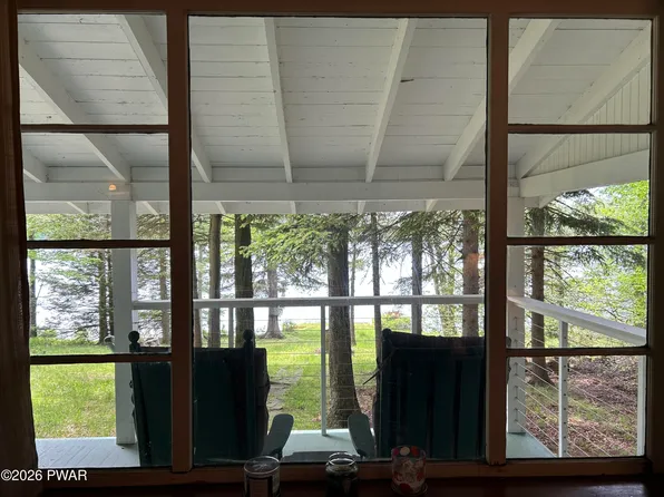 111 Ridgefield Point Rd, Greentown, PA 18426