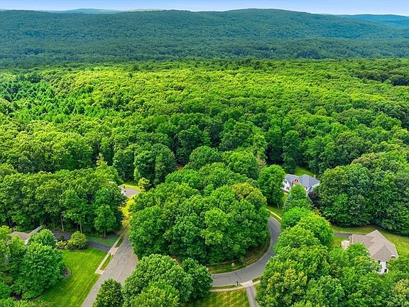 3rd image of 8 Wintergreen Cir