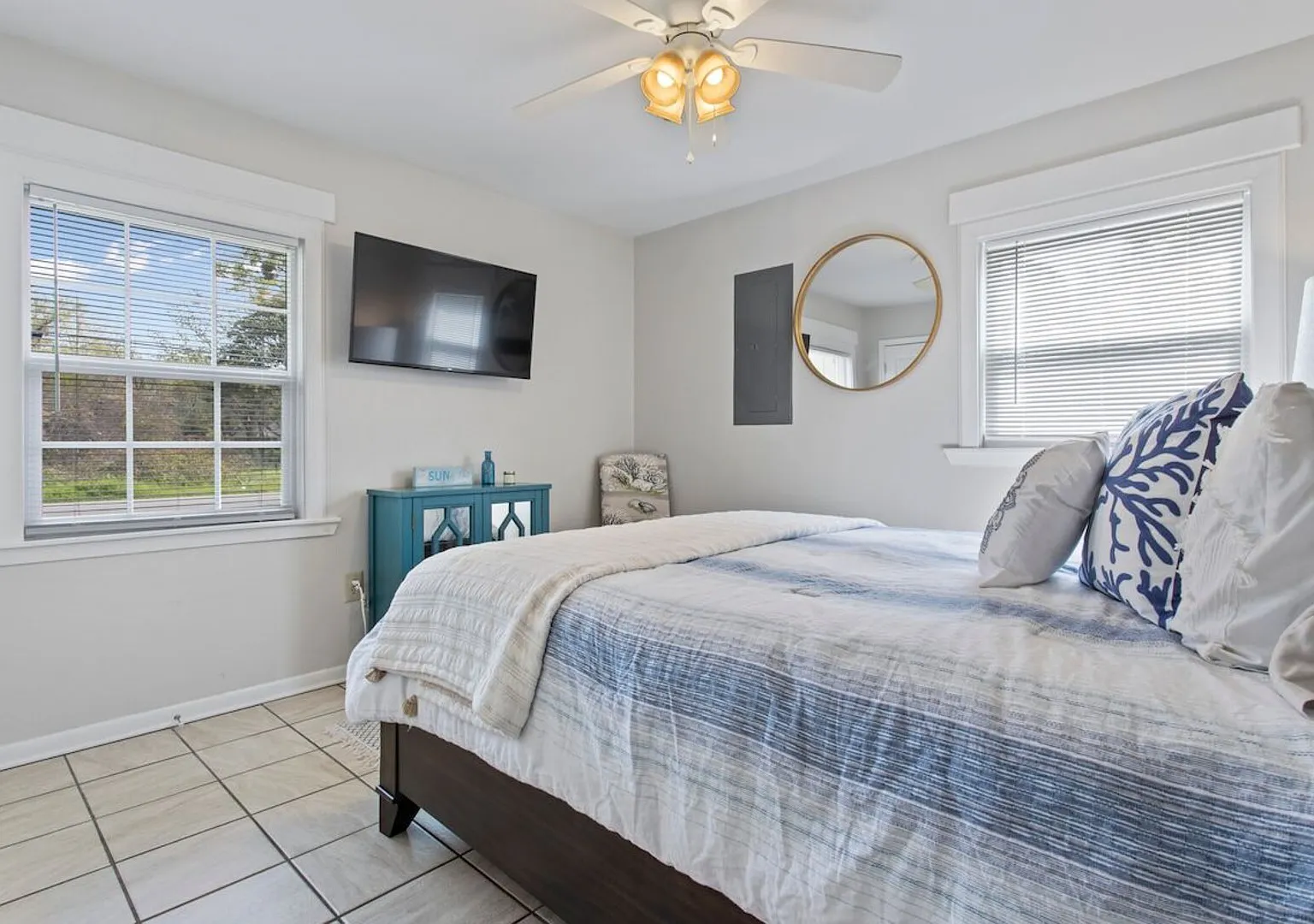 Spacious 5-Bedroom Retreat by the Beach — Photo 2