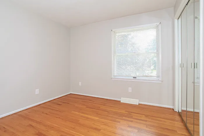 686 Cloverdale Ave — Photo 8