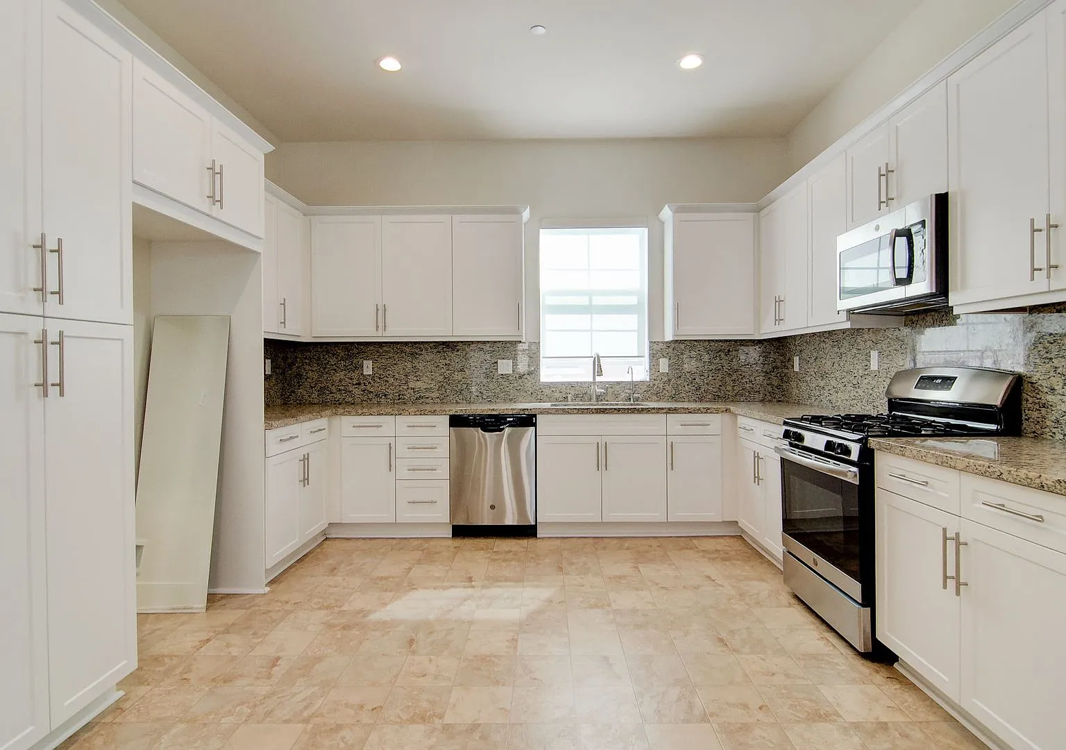 4-Bed Detached Home in Gated Santa Ana Community — Photo 3
