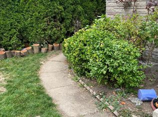 98 Frontenac Ave #2, Toronto, ON M5N1Z9