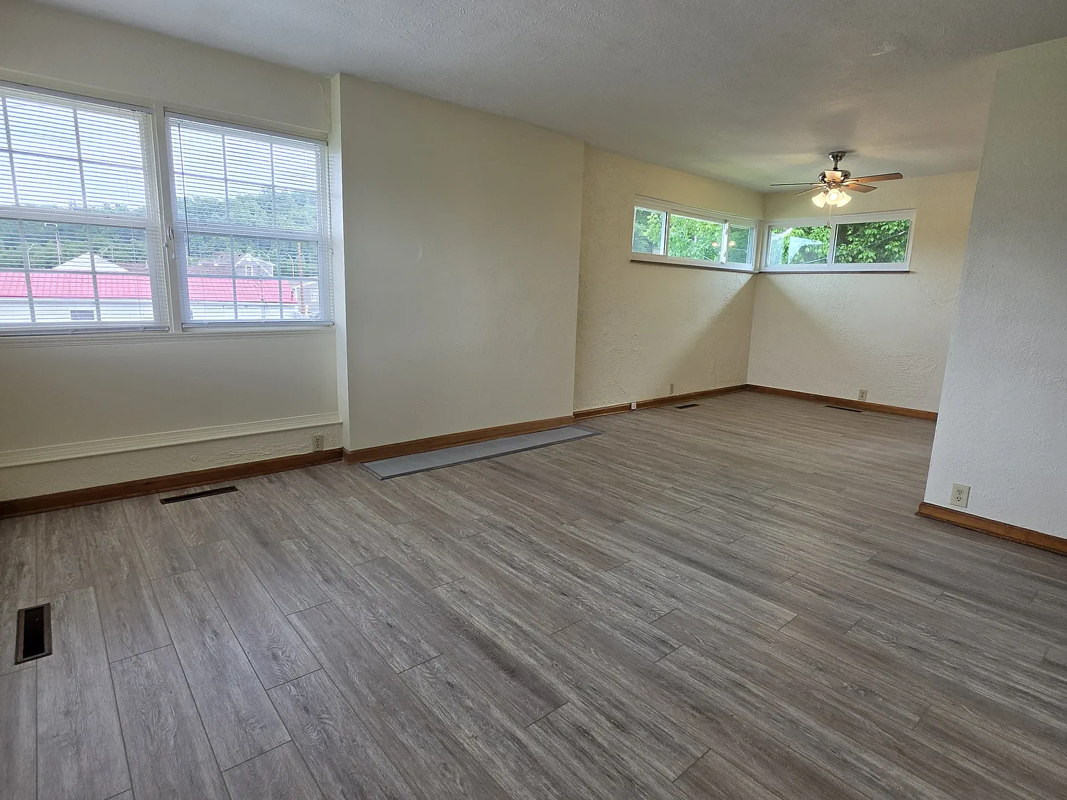 3 bed, 988 sqft, $1,300 — Photo 3