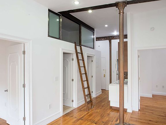2nd image of 131 Christopher St #2B