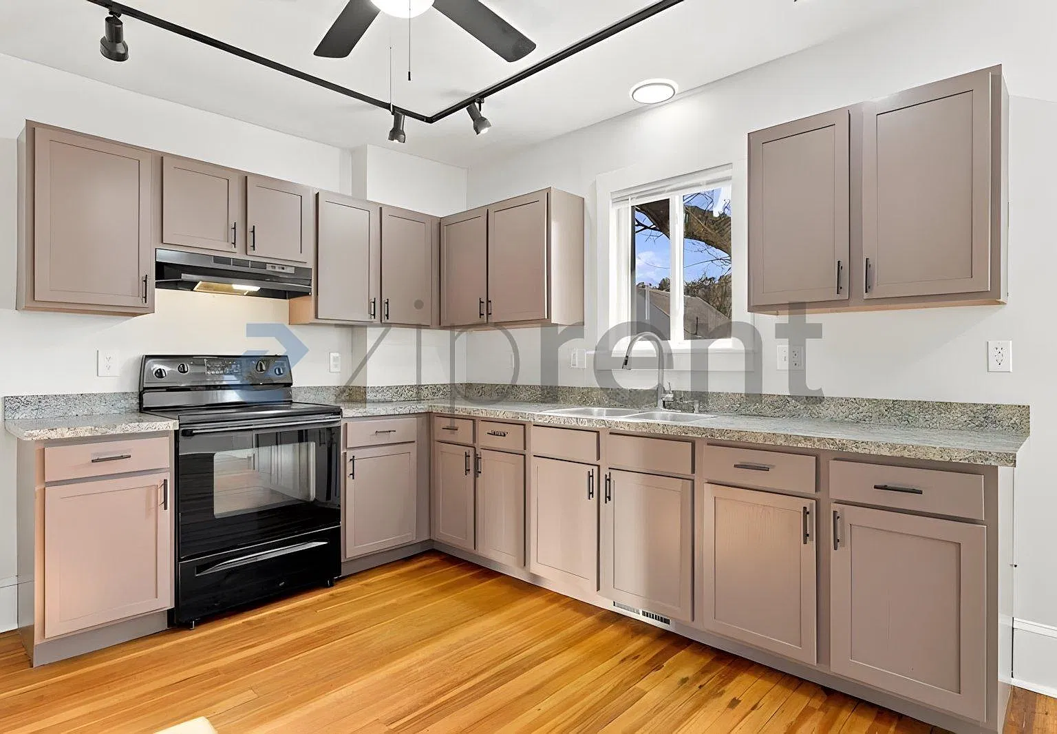 4 bed, 1.5 bath, 1500 sqft, $3,100 — Photo 3
