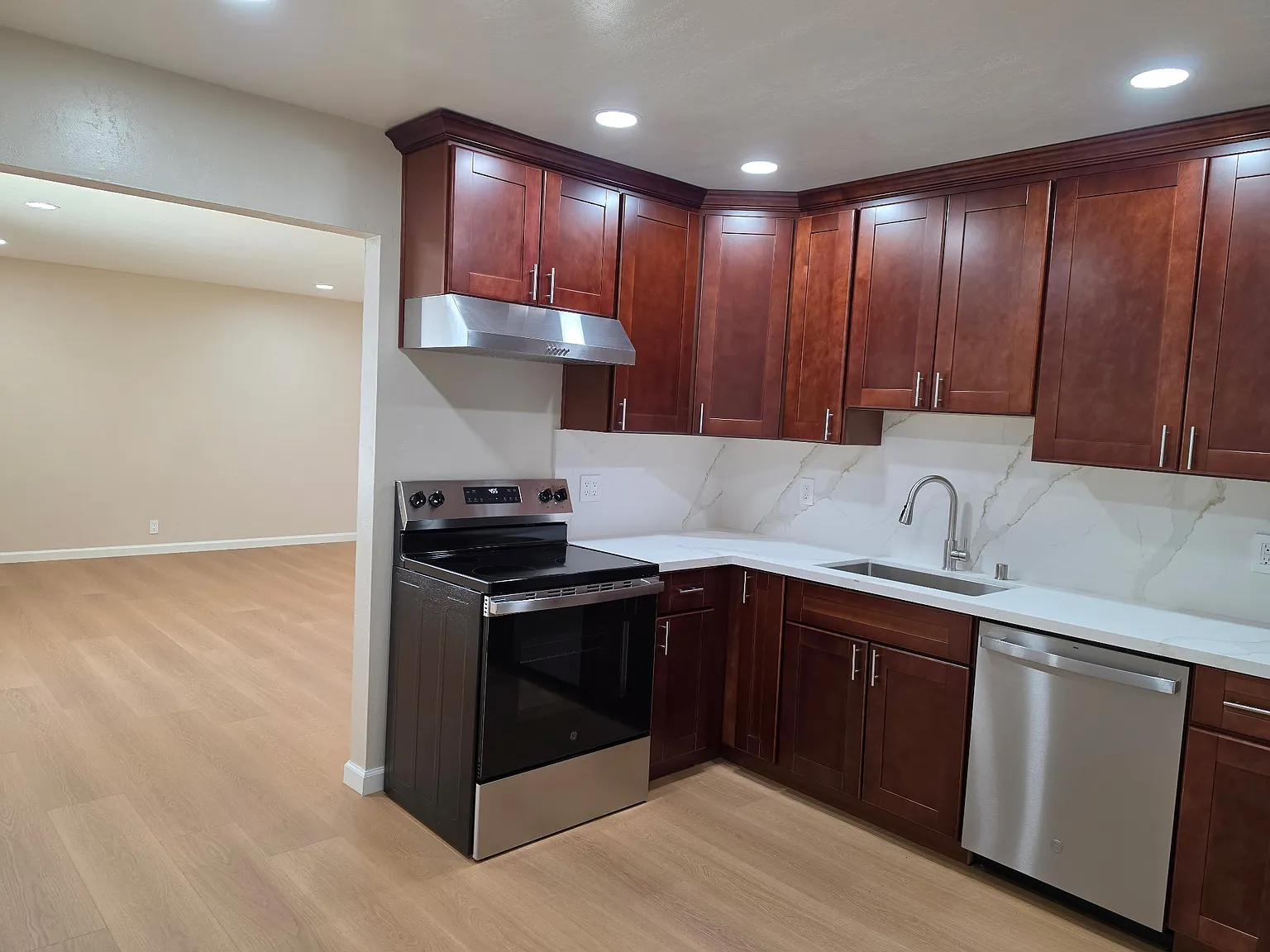 2 bed, 880 sqft, $3,000 — Photo 3