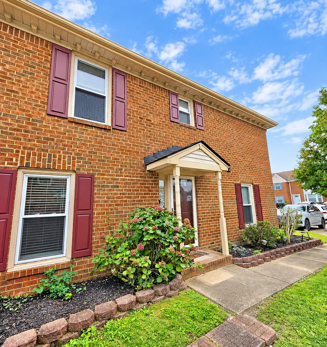 3 bed, 2.5 bath, 1360 sqft, $2,300 — Photo 3