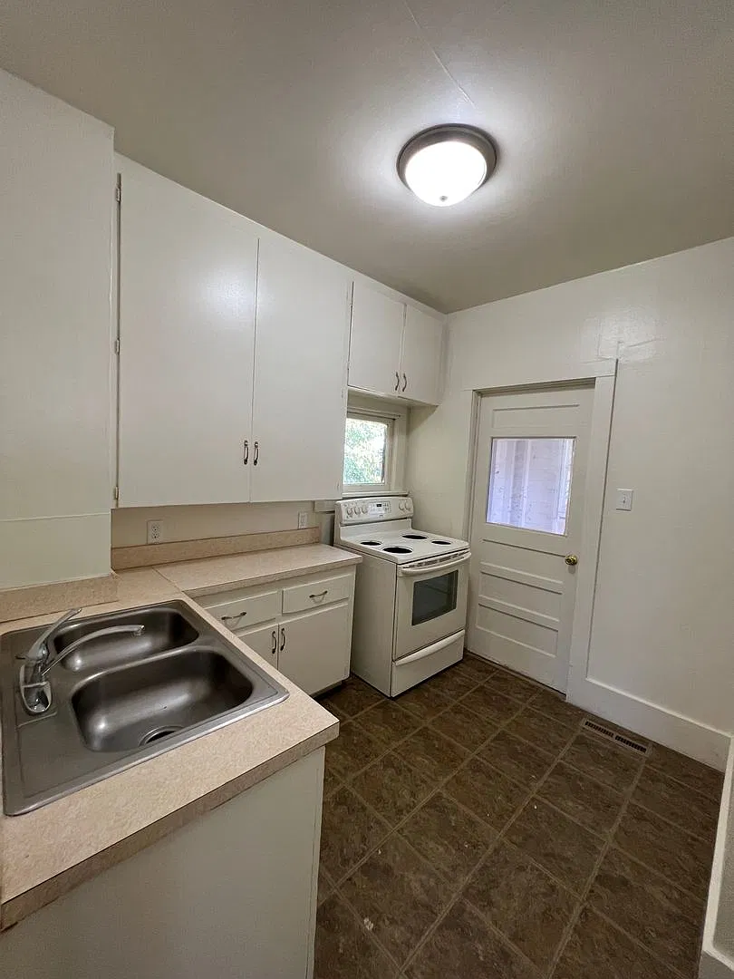 Remodeled Like New 2 Bedroom 1 Bath — Photo 4