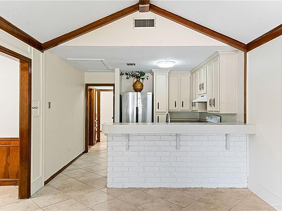 2nd image of 413 N Rose Ellen Cir