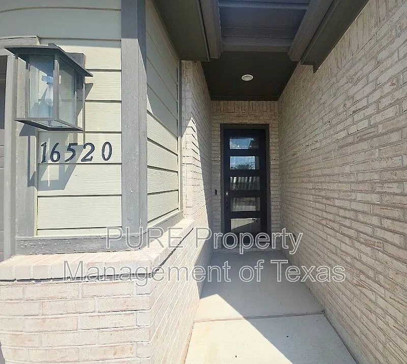 4 bed, 2.5 bath, 2222 sqft, $2,495 — Photo 2