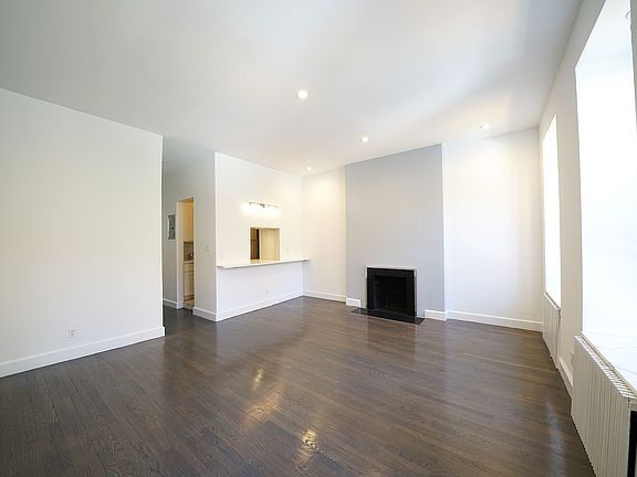 4th image of 208 E 60th St APT 2