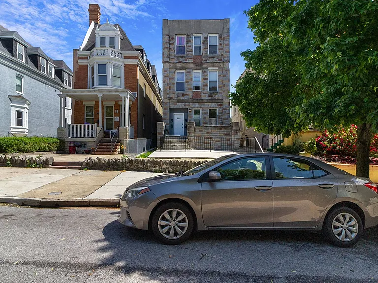 2227 Linden Ave — Photo 2