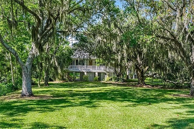 Main house with direct view of Lake Pontchartain.