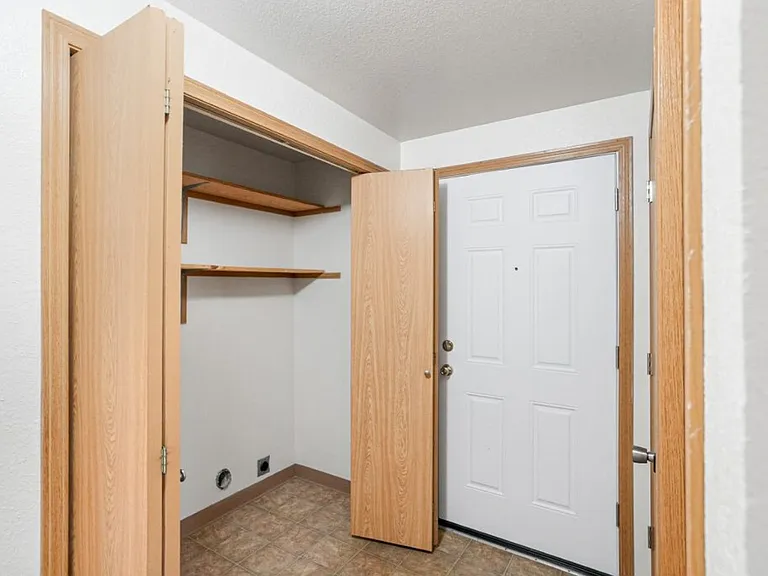 102-Mountain View Apts — Photo 18