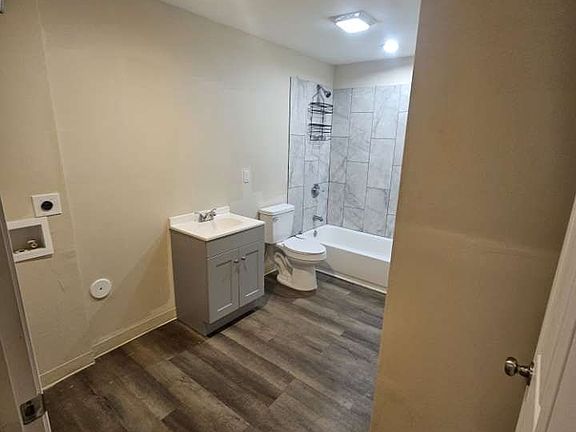 5th image of 641 Washington St #B