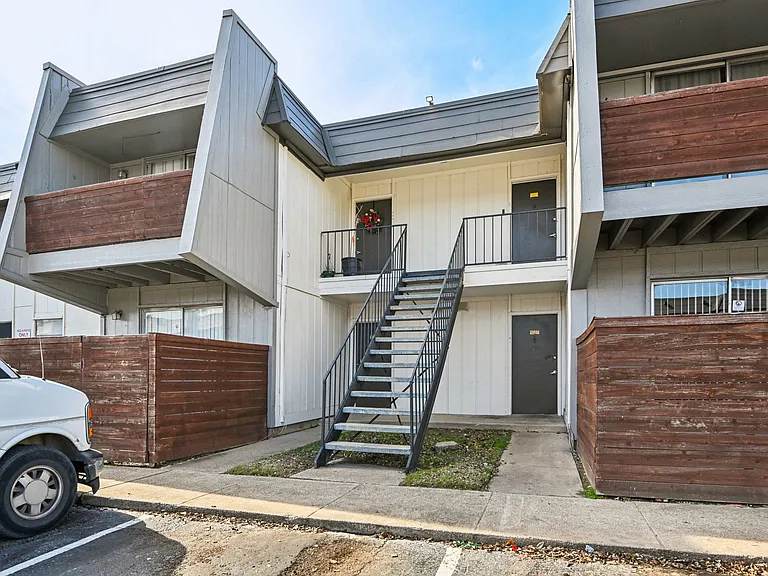 Rock Island Apartments — Photo 22