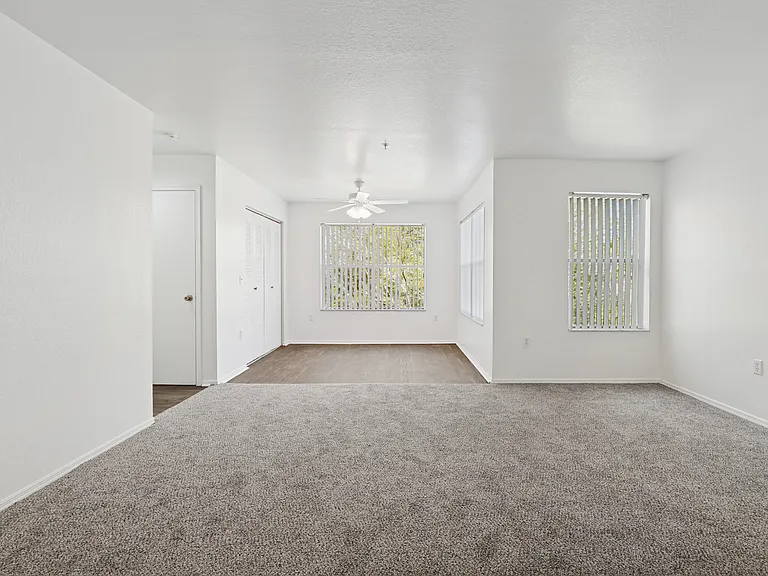 Glen Oaks Apartments — Photo 15