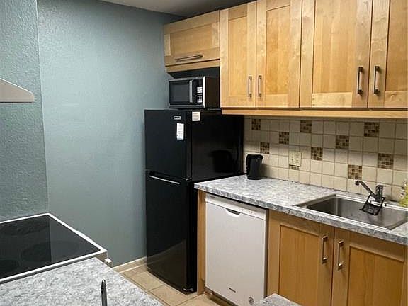 3rd image of 904 University Dr E #40