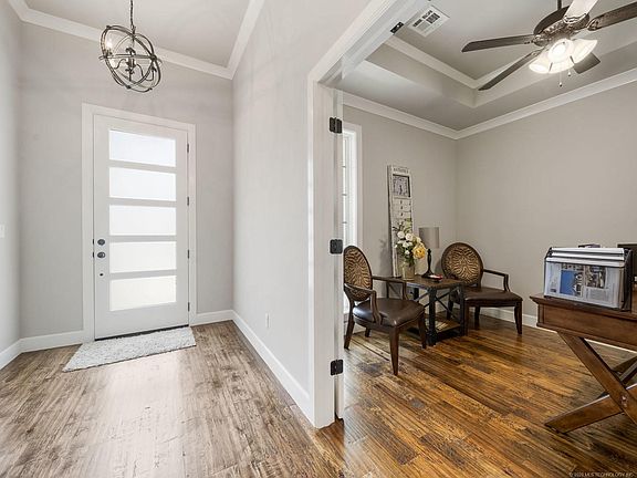 2nd image of 800 E Edgewater Pl