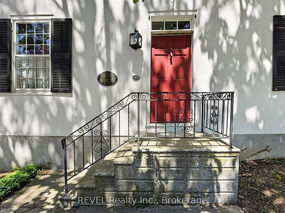 3rd image of 235 Simcoe St