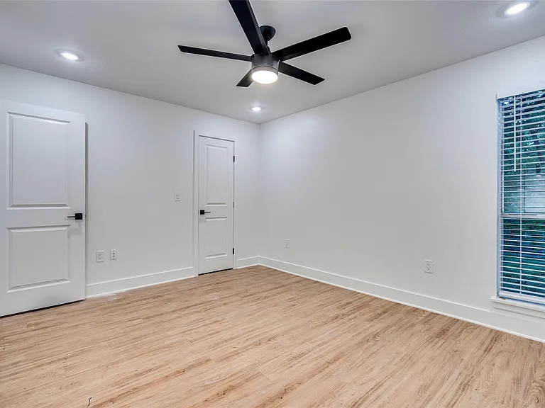 202 E 45th St #205 — Photo 22